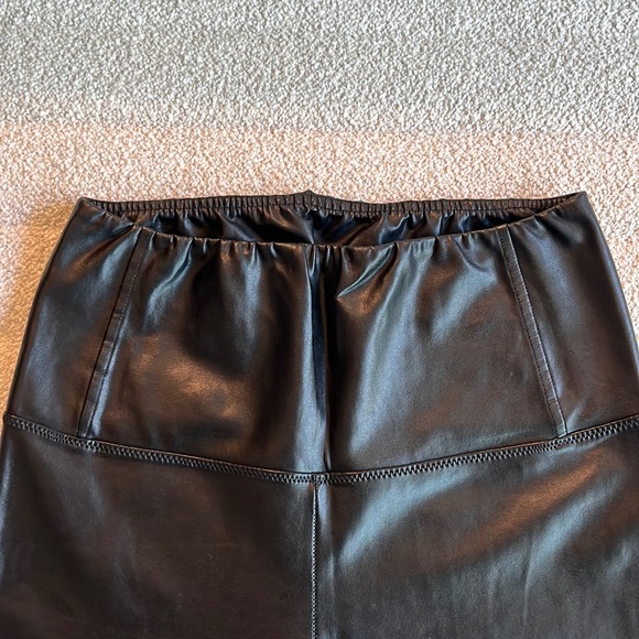 Wilfred Daria Pant Vegan Leather Black Leggings. Aritzia Cruelty Free Tights. - Picture 6 of 8